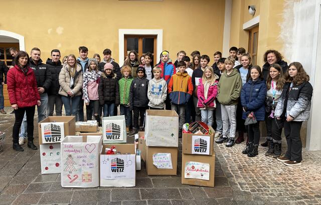 Die Schülerinnen und Schüler des BG/BRG Weiz sammelten fleißig. Einige davon kamen auf den Weizberg. Begleitet wurden die Jugendlichen von Religionslehrerin Veronika Feiner und Direktorin Sabine Söllinger. | Foto: RegionalMedien Steiermark/Barbara Vorraber