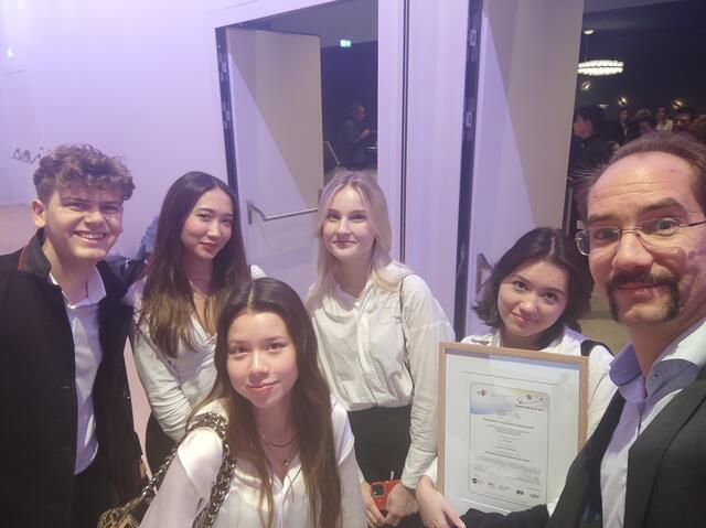 Die Freude und der Stolz stehen den Gewinnern ins Gesicht geschrieben. | Foto: Maygasse Business Academy