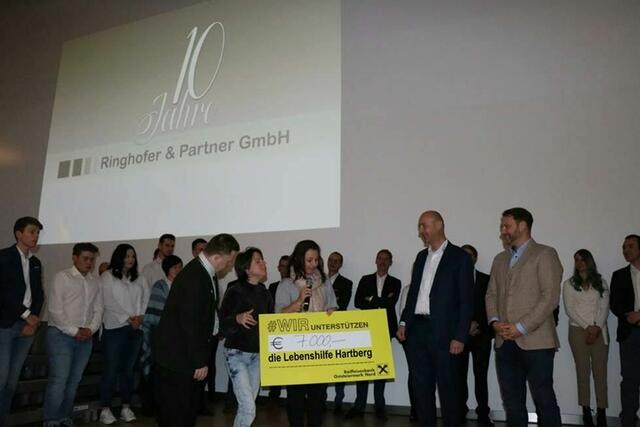 Am Ende des Abends hat Firma Ringhofer die gesammelte Spende nicht nur verdoppelt, sondern 7.000€ an die Lebenshilfe Hartberg übergeben. | Foto: RIPA