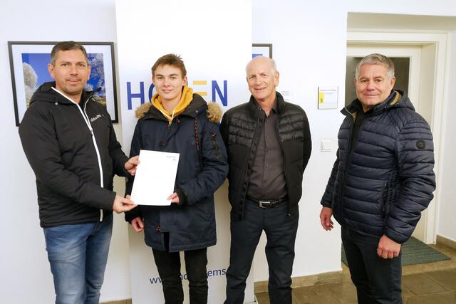 Stadtrat Markus Klien mit Benjamin Kienböck, Obmann Ingo Lais und Sportreferent Michael Derka | Foto: Stadt Hohenems