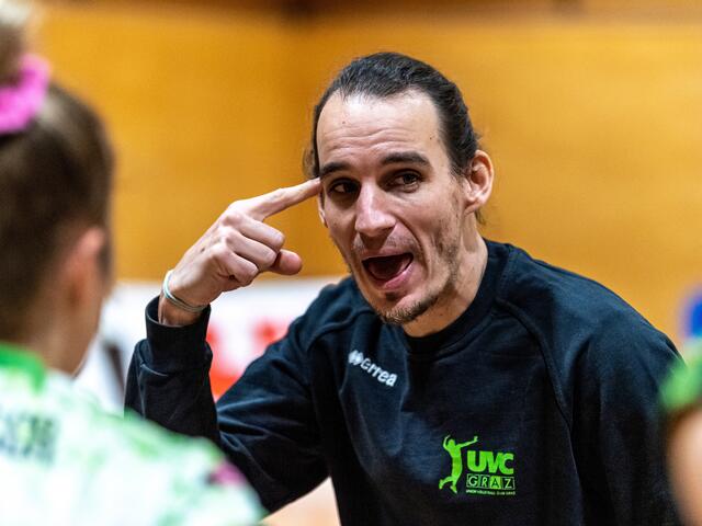 Dass man Volleyball Köpfchen braucht, ist für UVC-Damen-Coach Matthias Pack selbstverständlich. Hier gegen VC Tirol am 8. Jänner 2022. | Foto: GEPA