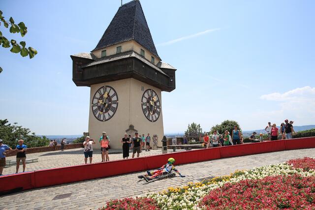Mit Vollgas vorbei am Uhrturm | Foto: GEPA