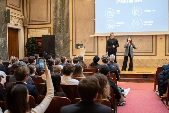 Die Schülerinnen und Schüler stellten ihre Ideen selber vor. | Foto: Maygasse Business Academy
