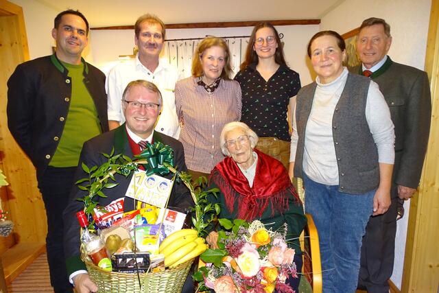 Die Jubilarin im Kreise ihrer Gratulanten. | Foto: Marktgemeinde Tamsweg