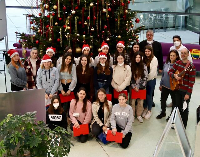Die Schülerinnen und Schüler der Klasse 2 B der BAfEP Hartberg sangen im Landeskrankenhaus Hartberg besinnliche und beschwingte Weihnachtslieder. | Foto: BAfEP Hartberg