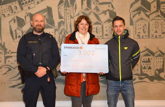 Stefan Kollmitzer (li.) und Marcel Klingler überreichten die Spende an Sozialreferentin Hedwig Haidegger. | Foto: Felix Obermoser