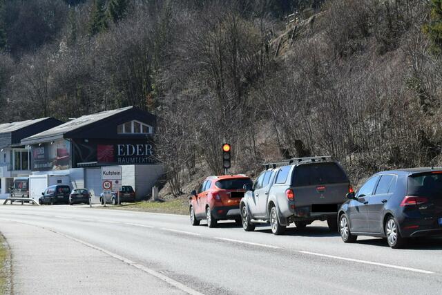 Das Land reaktiviert ab 24. Dezember die Dosierampeln und Fahrverbote im Bezirk Kufstein.  | Foto: ZOOM.Tirol/BB Archiv