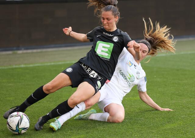 Stefanie Grossgasteiger (Sturm) im Zweikampf mit Linda Mittermair (Neulengbach), Ende Mai | Foto: GEPA