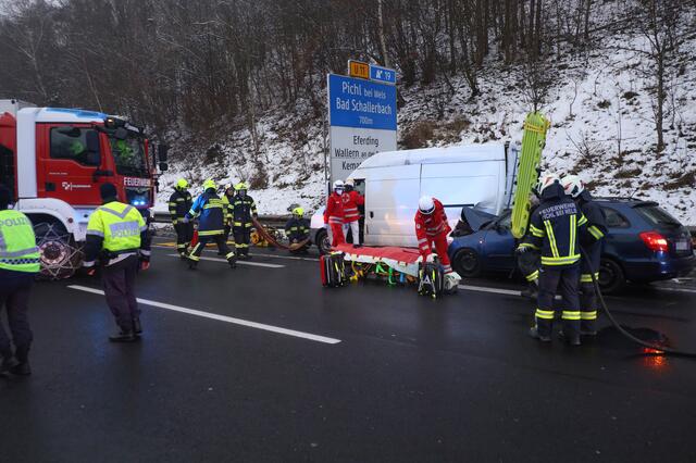 Bei einem Unfall auf der Innkreisautobahn bei Pichl bei Wels ist ein 28-Jähriger zwischen Auto und Leitplanke eingeklemmt worden.  | Foto: Matthias Lauber/laumat.at
