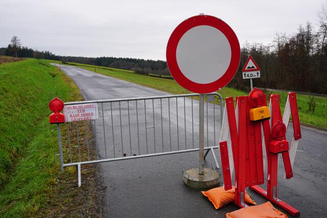 Die Sperre der Landesstraße 251 zwischen Rohr und Rohrbrunn wird baustellenbedingt noch bis Herbst 2023 aufrecht bleiben. Die Zufahrt für Anrainer ist gestattet. | Foto: Martin Wurglits