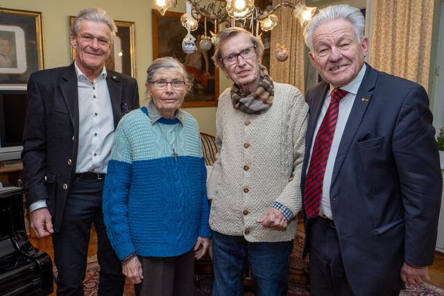 Bürgermeister Gerhard Obernberger (li.) und Josef Pühringer (re.),  gratulieren Heinz Preiss zum 80. Geburtstag und wünschen ihm und seiner Gattin alles Gute. | Foto: Seniorenbund OÖ