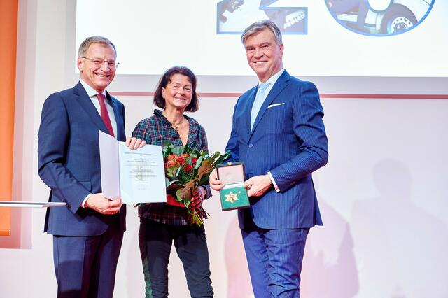 Landeshauptmann Thomas Stelzer mit Sibylle und Werner Steinecker.
 | Foto: Energie AG/Lauringer