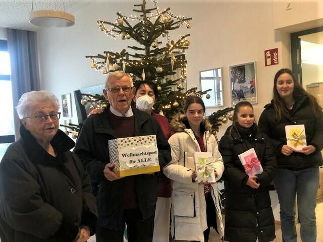 Drei Schülerinnen überbrachten die Weihnachtskarten. | Foto: Sylvia Kremsner