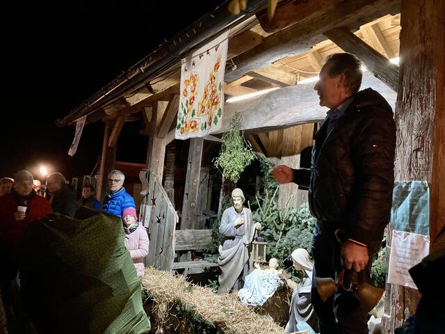 Ing. Günther Joham, bei der Adventansprache vor der Krippe am Platz´l, stellvertretend für Nina Kostner, Obfrau, die leider erkrankt ist - baldige Genesung!  | Foto: Erich Timischl