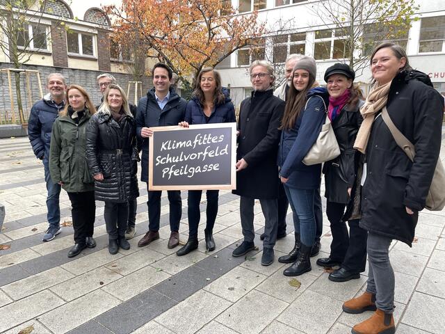 Vertreter und Vertreterinnen von Grünen, SPÖ, Neos und Links waren bei der Eröffnung des Schulvorplatzes Pfeilgasse vor Ort.  | Foto: Tobias Schmitzberger