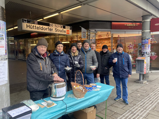 Die Verteilaktion hat heuer bei der U-Bahnstation in der Hütteldorfer Straße stattgefunden. Die Einnahmen wurden gespendet. | Foto: ÖVP