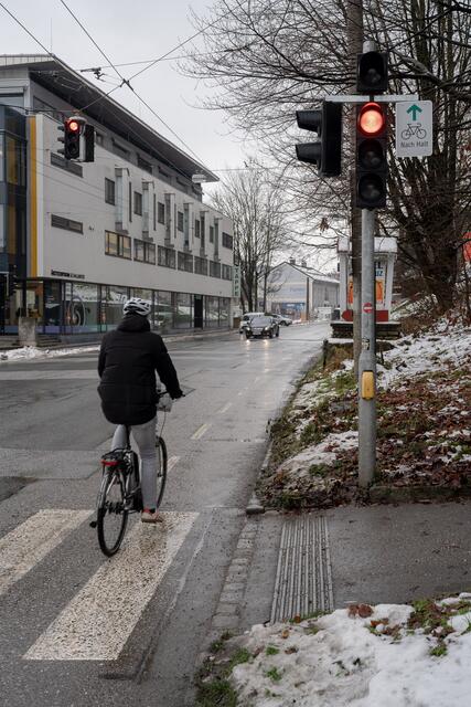 Geradeausfahren bei Rot ist an dieser Kreuzung in Schallmoos für Radfahrerinnen und Radfahrer erlaubt.  | Foto: Alexander Killer/Stadt Salzburg