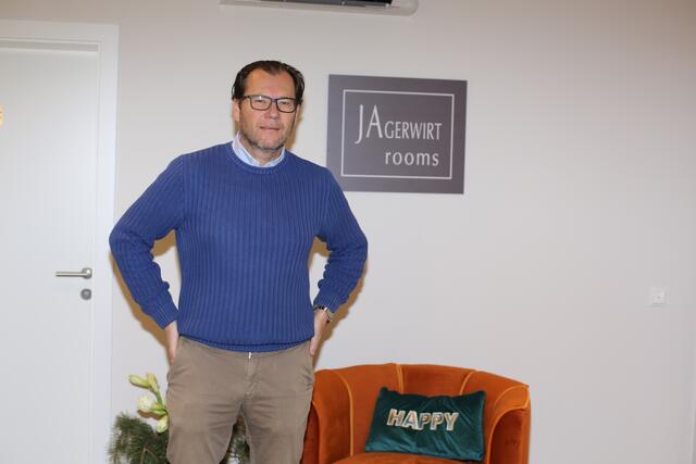 Inhaber Hans Jakob Miklau eröffnete am dritten Dezember offiziell das „JAgerwirt rooms“.