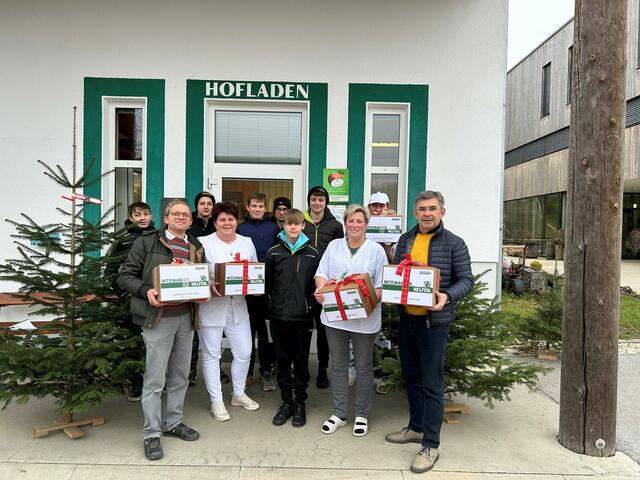 Auch Landtagsabgeordneter Franz Fartek (r.) half beim Befüllen und Verteilen der Pakete in der Gemeinde Fehring tatkräftig mit. | Foto: ÖVP