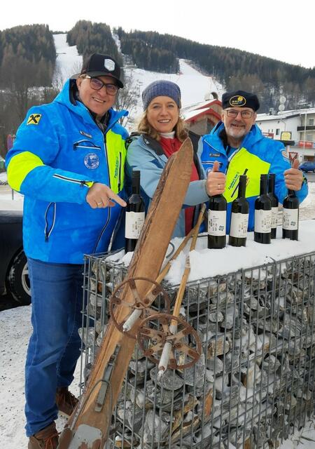 Norbert Krausner (Vizepräsident des WSV Semmering), Kellermeisterin Judith Hartl und Franz Steiner (Präsident WSV Semmering) präsentieren die Jubiläumsweine am Fuße des Hirschenkogels. | Foto: NÖ Landesweingüter