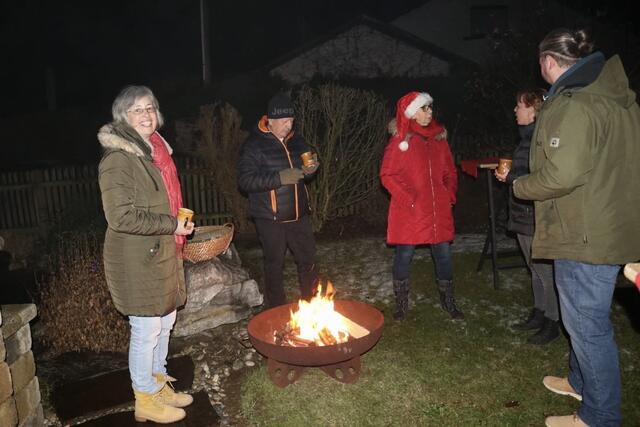 Von li. n. re. Katharina Trauner, in unserer Gemeinde allseits bekannte Keramikerin, Bürgermeister a.D. Hansi Wagner und Heide Marie Lang. | Foto: Hermine Adam