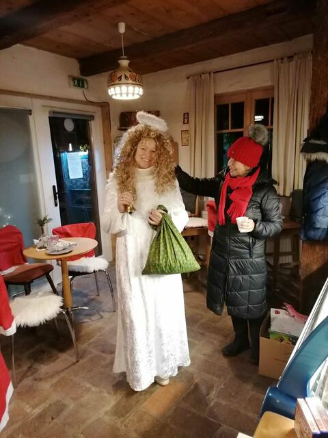 Die "Herzensdame" Helga Nebel assistierte das Engerl Monika Joham beim Outfit. | Foto: eferl44