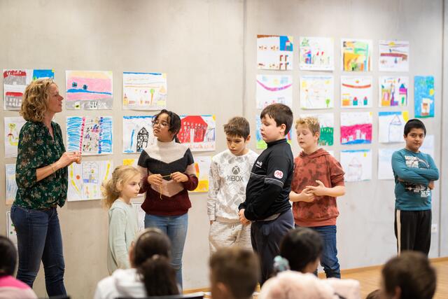 Nina Mahnert von SOS-Kinderdorf unterstützt die jungen Bürger*innen beim Präsentieren ihrer Ergebnisse. | Foto: Alena Klinger