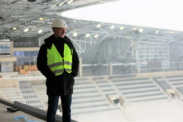 Immer beeindruckt von der Wucht der Raiffeisen Arena: Architekt Harald Markon freut sich auf den schwarz-weißen Hexenkessel. | Foto: Reischl