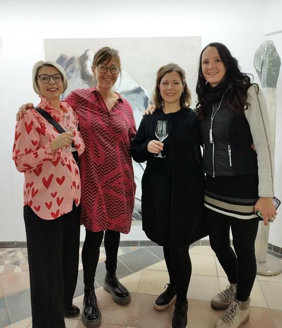 Gemeinderätin Martina Schweiger, Hotelerin Marion Alber, Carmen Wolfram und Kulurreferentin Tanja Senn (v.l.). | Foto: Lisa Krabichler/ Peppi Spiss