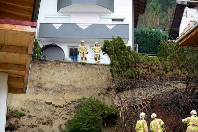 Die Wohnhäuser waren nach dem Hangrutsch gefährdet, Personen kamen aber nicht zu Schaden. | Foto: zeitungsfoto.at