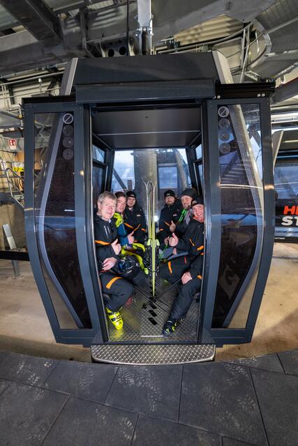 Jungfernfahrt durch (v.l.n.r.) Helmut Holzinger (Vorstand Hinterstoder-Wurzeralm Bergbahnen AG), Bürgermeister Klaus Aitzetmüller, Lukas Eckl (Betriebsleitung Hinterstoder-Wurzeralm Bergbahnen AG), Peter Hager (Technischer Leiter Hinterstoder-Wurzeralm Bergbahnen AG), Herbert Mayr (Obmann Tourismusverband Pyhrn-Priel) und Rainer Rohregger (Vorstand Hinterstoder-Wurzeralm Bergbahnen AG).


 | Foto: HIWU/Schirmbeck