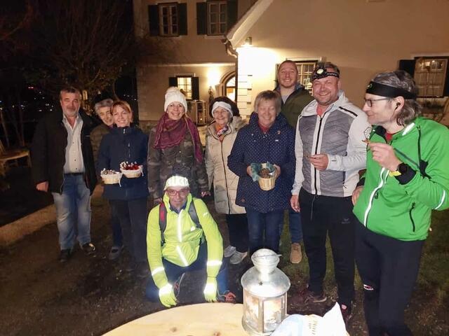 Die Laufrunde holte das Licht am 23. Dezember beim Hauptbahnhof in Graz ab und teilte es bei der Jakobikirche in Enzelsdorf, Kapelle Mellach, bei Familie Hubmann - wie im Bild ersichtlich, Kapelle Weissenegg und beim Kreisverkehr am Murberg. | Foto: Hans Franz