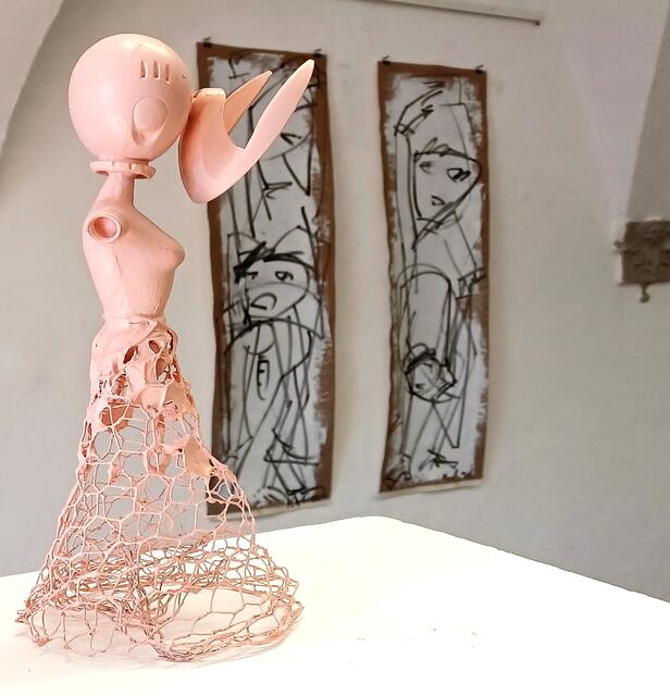 Miniatur-Cyborg von Barbara Ambrusch-Rapp vor Arbeiten von Arnold Kreuter