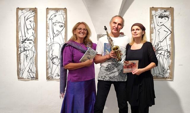 Sieglind Demus mit Lado Jakša und Barbara Ambrusch-Rapp vor den Arbeiten von Arnold Kreuter | Foto: Marcel Ambrusch