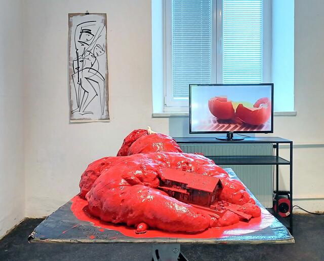 Arbeit von Arnold Kreuter, Installation von E. Bachinger und Video von Alina Serebrennikov im Kunstbahnhof Wörthersee | Foto: Barbara Ambrusch-Rapp