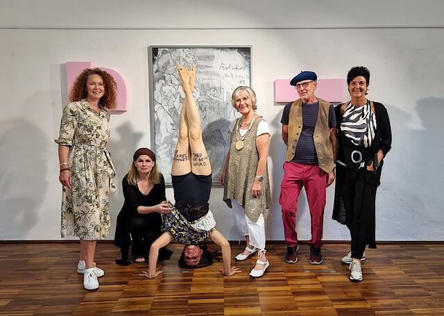 Claudia Schauß von der Stadt Villach, Kuratorin Barbara Ambrusch-Rapp, Performancekünstlerin Martha Laschkolnig, postWERK-Kunstschaffende Marlies Liekfeld-Rapetti, Arnold Kreuter, Anita Wiegele im Dinzlschloss | Foto: Marcel Ambrusch