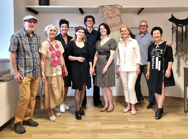 Arnold Kreuter, Marlies Liekfeld-Rapetti, Anita Wiegele, Barbara Ambrusch-Rapp, David Hippel &amp; Elke Galvin von Galvin's Garden, Margit Heissenberger, E. Bachinger und Inge Lasser im Kunstbahnhof Wörthersee | Foto: Marcel Ambrusch