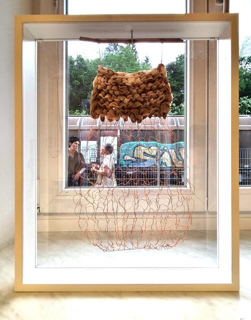 Arbeit von Marlies Liekfeld Rapetti (draußen die Künstlerin gemeinsam mit Kollegen Anita Wiegele) im Kunstbahnhof Wörthersee | Foto: Marcel Ambrusch