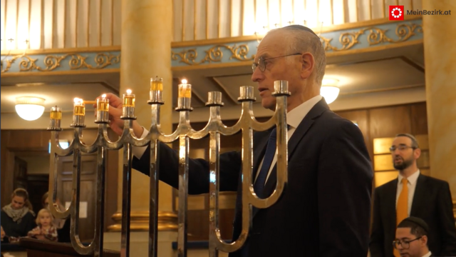 Shmuel Barzilai, Oberkantor des Wiener Stadttempels, entzündet die Chanukka-Kerzen am neunarmigen Leuchter. | Foto: Maximilian Spitzauer/RMW