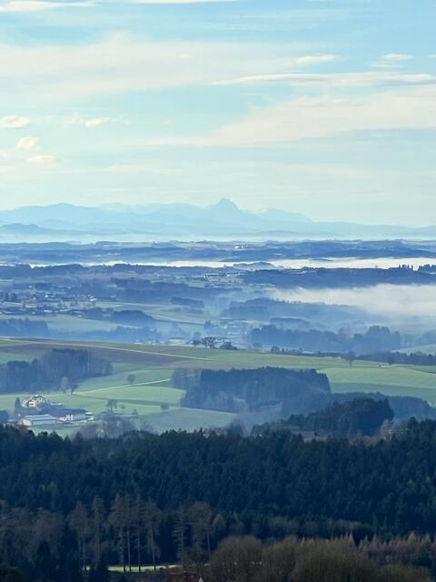 Montag 26.12.22 - Luftlinie ca. 94km vom Hengstberg Ybbs bis zum 1691m hohen Traunstein (Bildmitte) am Traunsee.

 | Foto: Franz Dörr