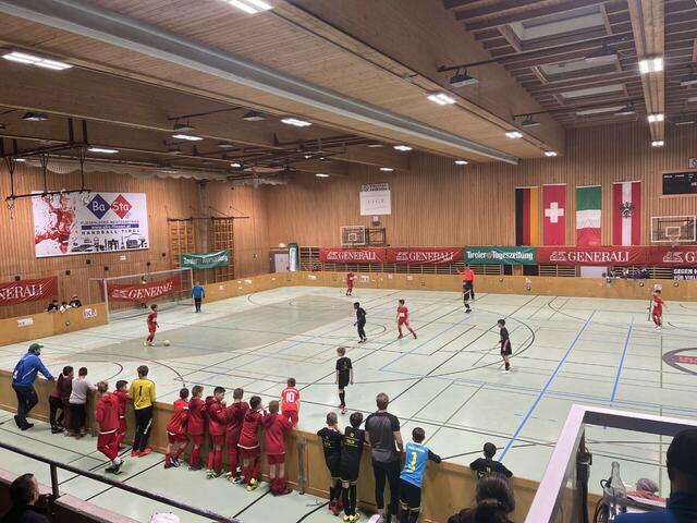 Der SC Schwaz in den roten Dressen gewinnt das kleine Finale gegen die SPG Westliches Mittelgebirge.  | Foto: Union