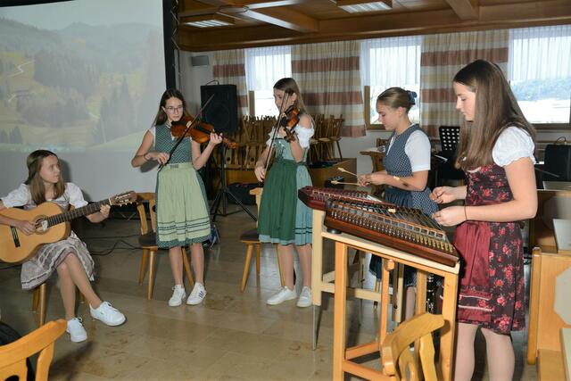 Beim "Adventnachmittag in Waldburg" verzauberten das Volksmusikensemble "Freiklang" die begeisterten Besucher | Foto: SMB