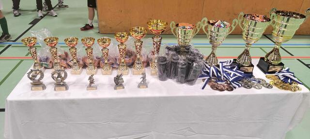 Pokale, Medaillen und Geschenke warten auf die Teams. | Foto: Union