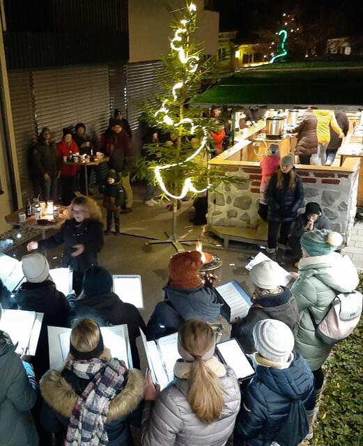 Mit traditionellen Weihnachtsliedern und festlicher Stimmung umrahmte der Lasberger Chor "Singflut" unsere Adventaktion  | Foto: SMB