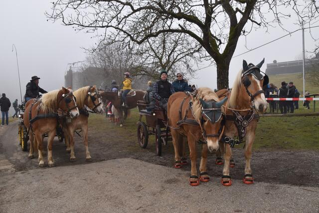 Nach der Segnung erhielt jeder REiter ein kleines Präsent.  | Foto: Teferle (54)