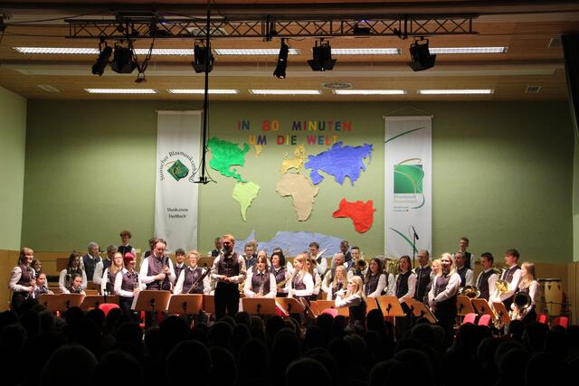 Die Mitglieder des Musikvereins Fischbach nahmen die Gäste mit auf eine musikalische Weltumrundung. | Foto: RegionalMedien Steiermark/Hofmüller