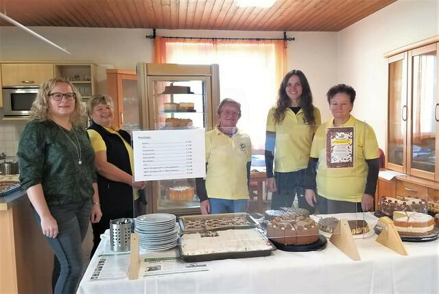 SMB-Pfarrkaffee in St. Oswald: v.l.n.r.: Vorstandsmitglied aus St. Oswald Renate Ortner, Mitarbeiterinnen Eva und Annemarie Haunschmidt, Vorstandsmitglied Julia Höller, Mitarbeiterin Brigitte Gattringer | Foto: SMB