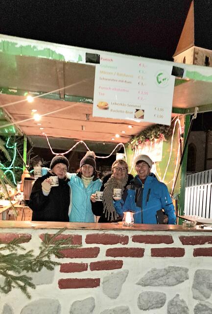 SMB-Mitarbeiterinnen sorgten "mit Freude an der Guten Sache" für vorweihnachtliche Stimmung: v.l.n.r.: Mitarbeiterinnen Helga Rührnessl, Gerda Hackl, Ursula Walch, Maria Höller | Foto: SMB