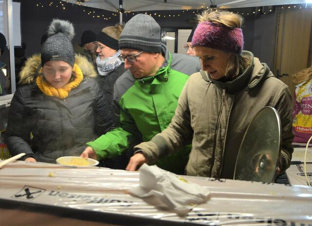fleissige HelferInnen am Bratwürstl-Stand: SMB-Mitarbeiterinnen Melanie Mossbauer u. Kerstin Klopf, Vorstandsmitglied Gerhard Tröbinger, Sozialausschuss-Obfrau Vera Albert-Gossenreiter (nicht am Bild: Vorstandsmitglied Renate Breinesberger, Vbgm. Dr. Regina Mossbauer, HelferInnen Anita, Eva u. Clemens Tröbinger) | Foto: SMB