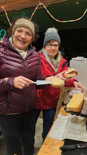 Vorstandsmitglied aus Lasberg Elfriede Dorninger und Mitarbeiterin Martina Altreiter verköstigten unsere Standbesucher auch mit warmen Leberkässemmeln und Raclette-Broten | Foto: SMB